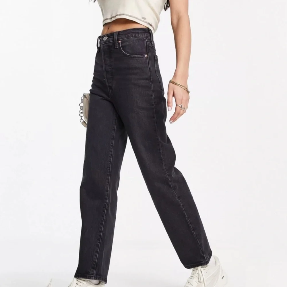 🌻NEW (w/tag) Levi's Black Sprout Premium Ribcage Straight Ankle Jeans Size 25